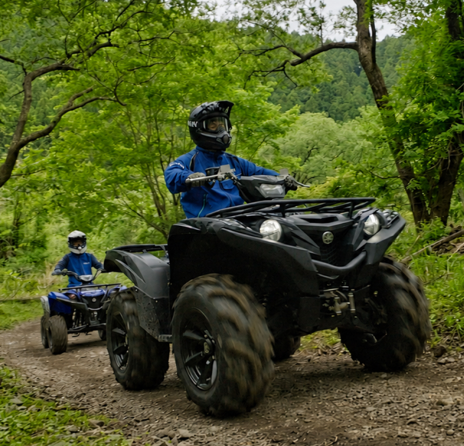 ATV（四輪バギー）でオフロードコースを走行する様子